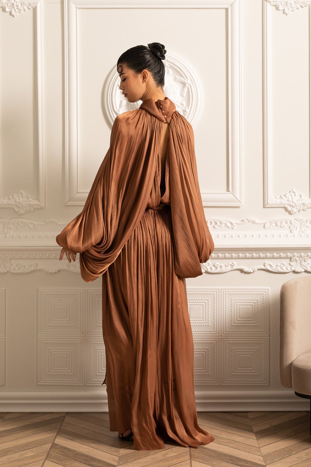 ELEGANT GOWN WITH VOLUMINOUS SLEEVES AND FLOWING SILHOUETTE