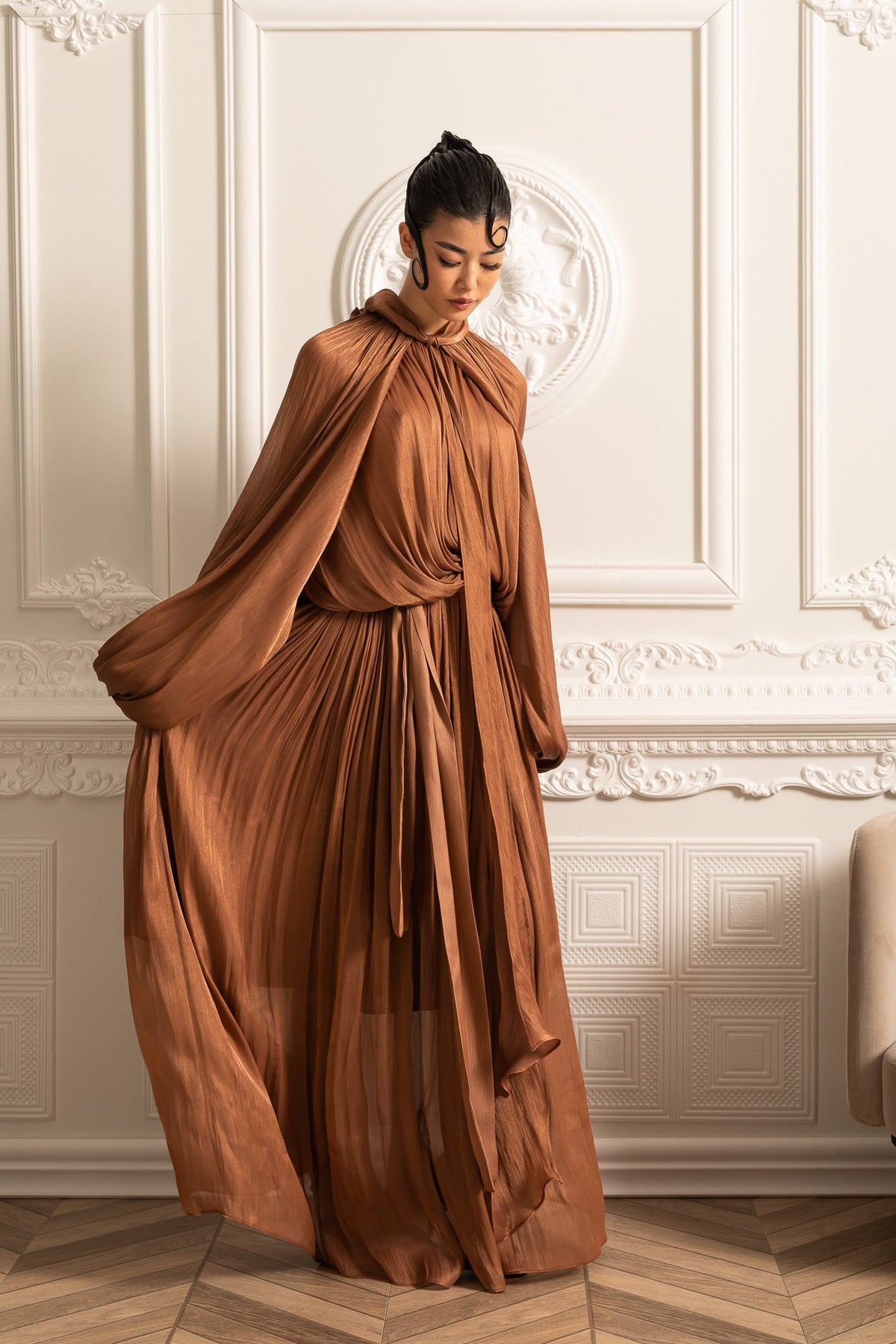 ELEGANT GOWN WITH VOLUMINOUS SLEEVES AND FLOWING SILHOUETTE
