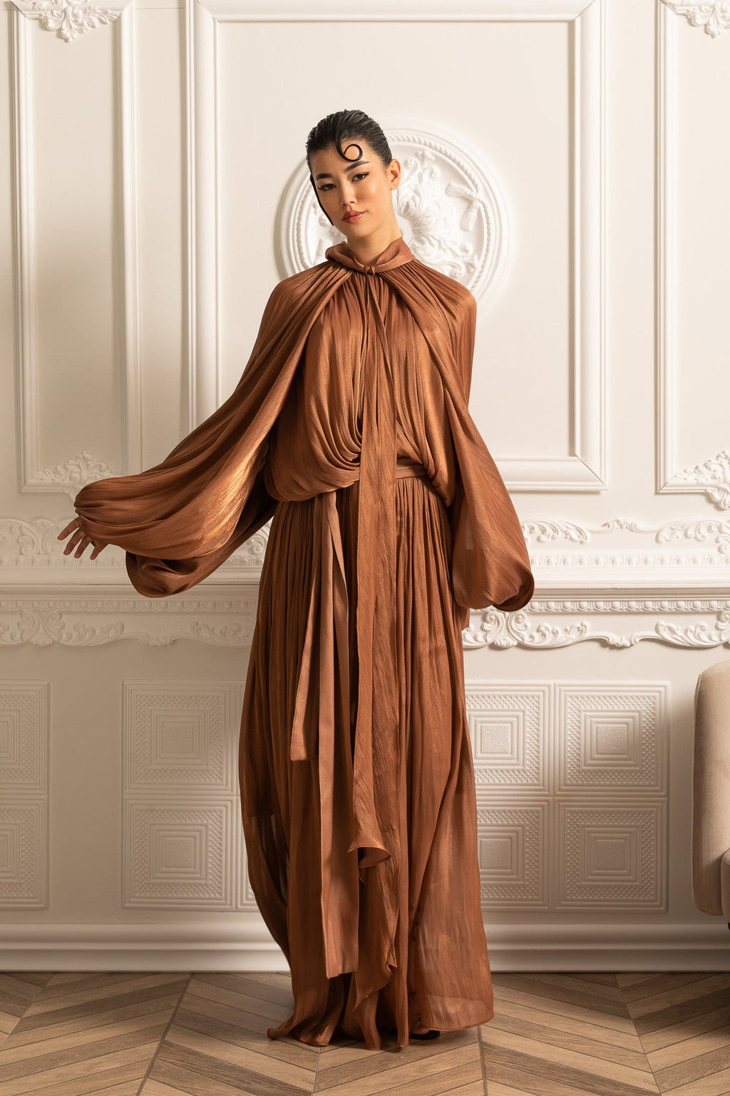 ELEGANT GOWN WITH VOLUMINOUS SLEEVES AND FLOWING SILHOUETTE