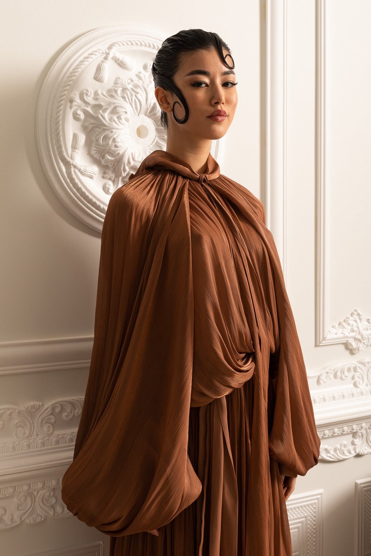 ELEGANT GOWN WITH VOLUMINOUS SLEEVES AND FLOWING SILHOUETTE