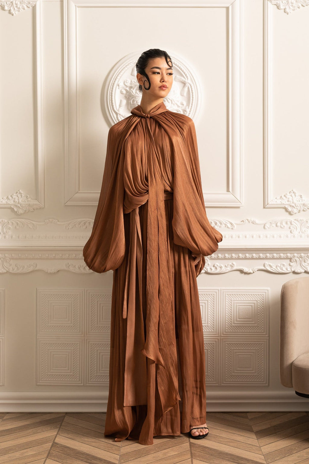 ELEGANT GOWN WITH VOLUMINOUS SLEEVES AND FLOWING SILHOUETTE