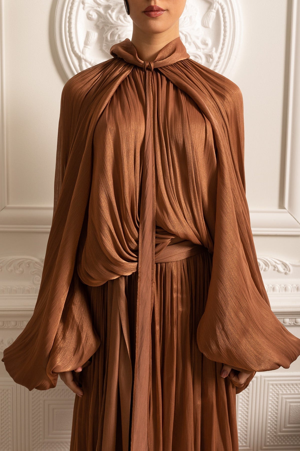 ELEGANT GOWN WITH VOLUMINOUS SLEEVES AND FLOWING SILHOUETTE