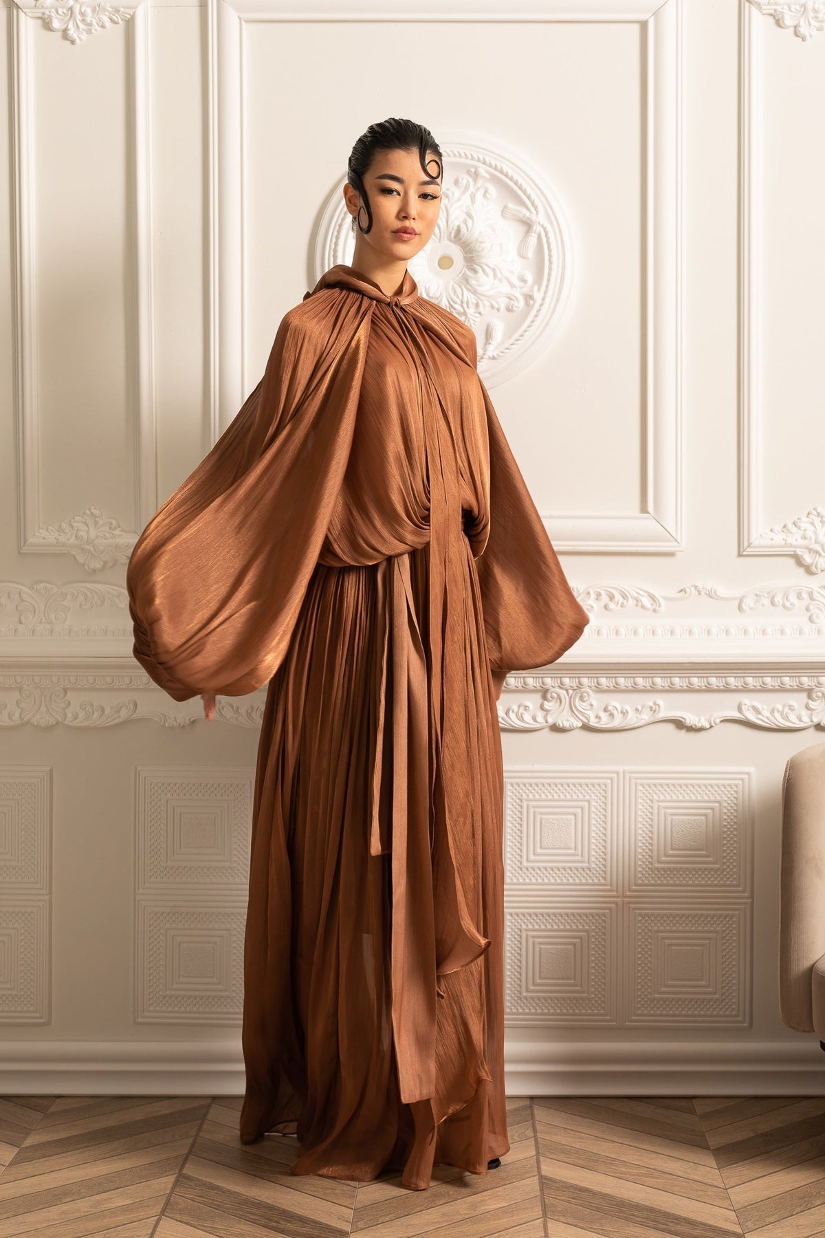 ELEGANT GOWN WITH VOLUMINOUS SLEEVES AND FLOWING SILHOUETTE