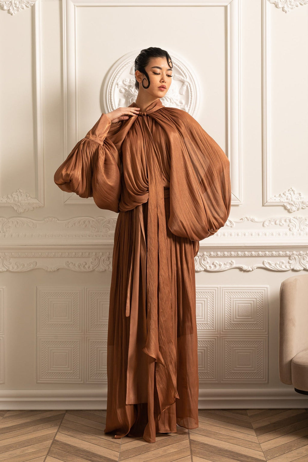 ELEGANT GOWN WITH VOLUMINOUS SLEEVES AND FLOWING SILHOUETTE