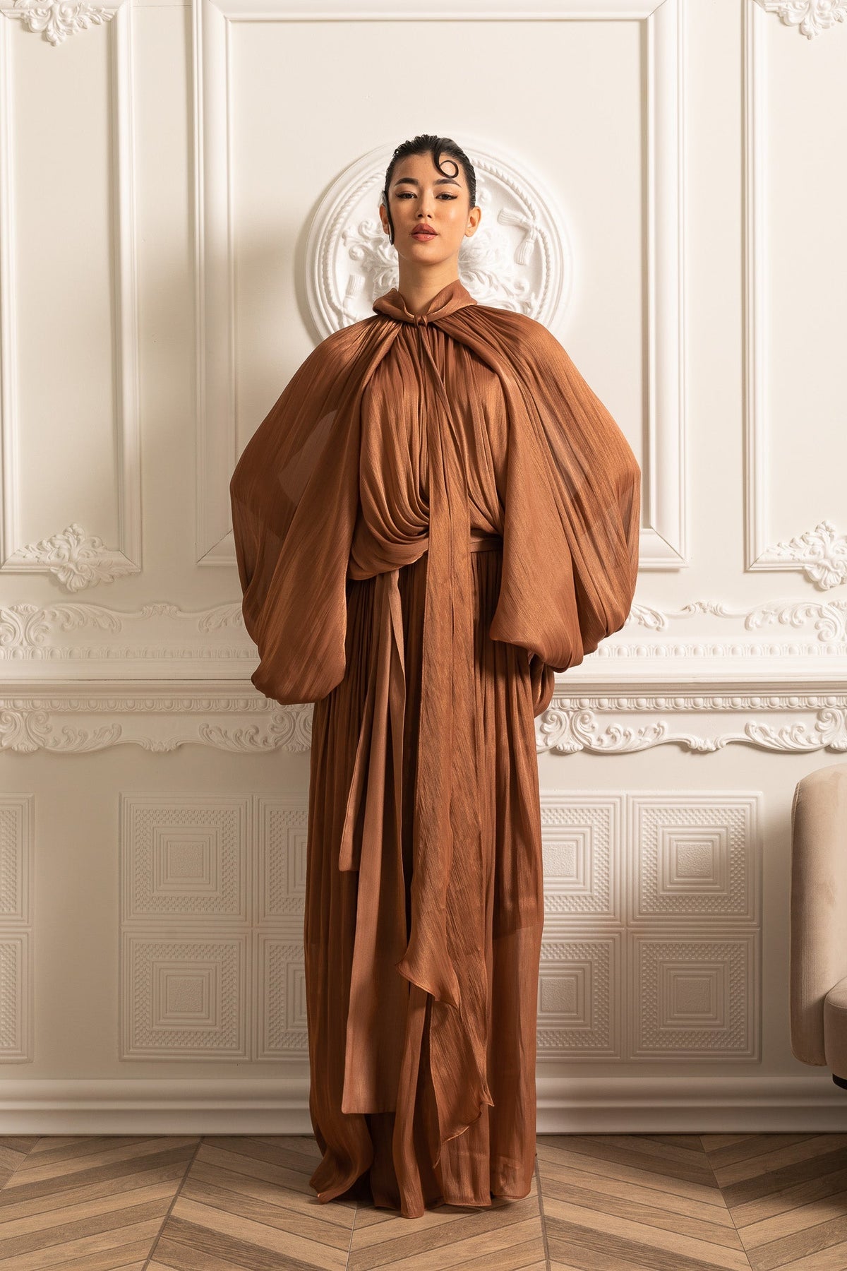 ELEGANT GOWN WITH VOLUMINOUS SLEEVES AND FLOWING SILHOUETTE