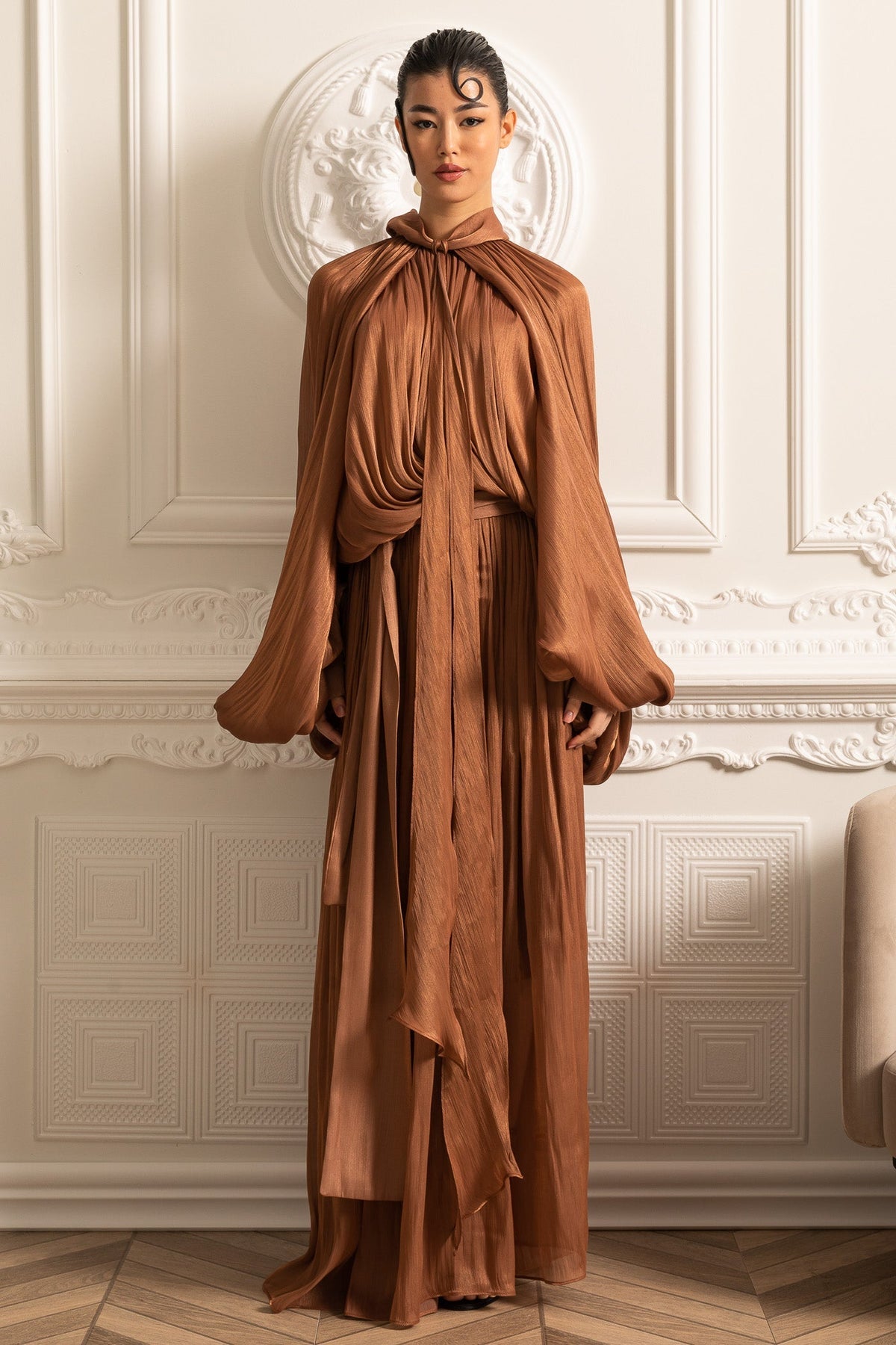 ELEGANT GOWN WITH VOLUMINOUS SLEEVES AND FLOWING SILHOUETTE