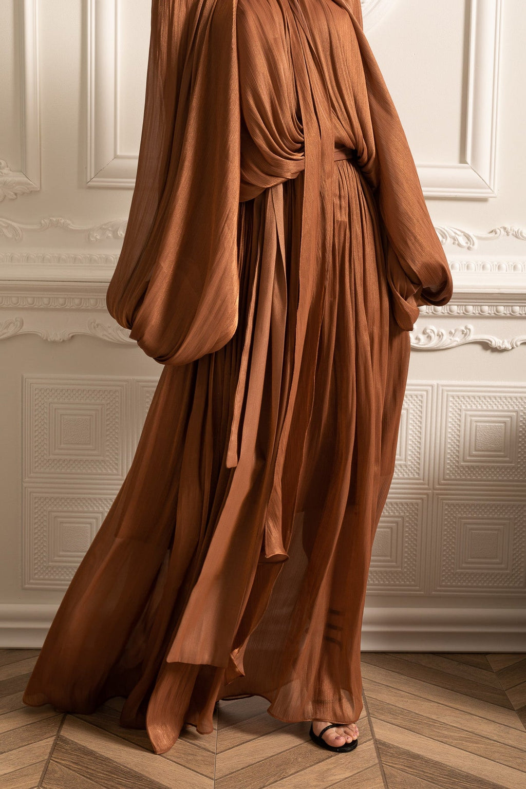 ELEGANT GOWN WITH VOLUMINOUS SLEEVES AND FLOWING SILHOUETTE