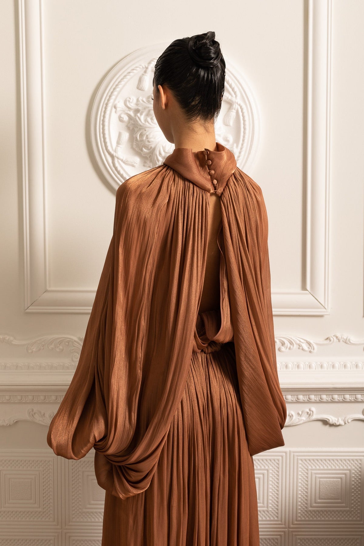 ELEGANT GOWN WITH VOLUMINOUS SLEEVES AND FLOWING SILHOUETTE