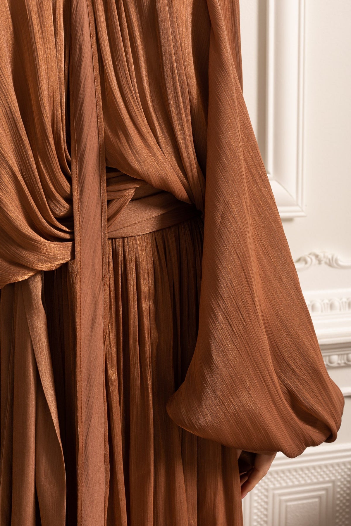 ELEGANT GOWN WITH VOLUMINOUS SLEEVES AND FLOWING SILHOUETTE